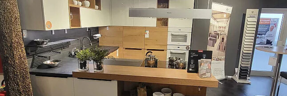 Häcker - Laser Brilliant Weiß Einbau U-Küche In Zwei unterschiedlichen Frontmaterialen