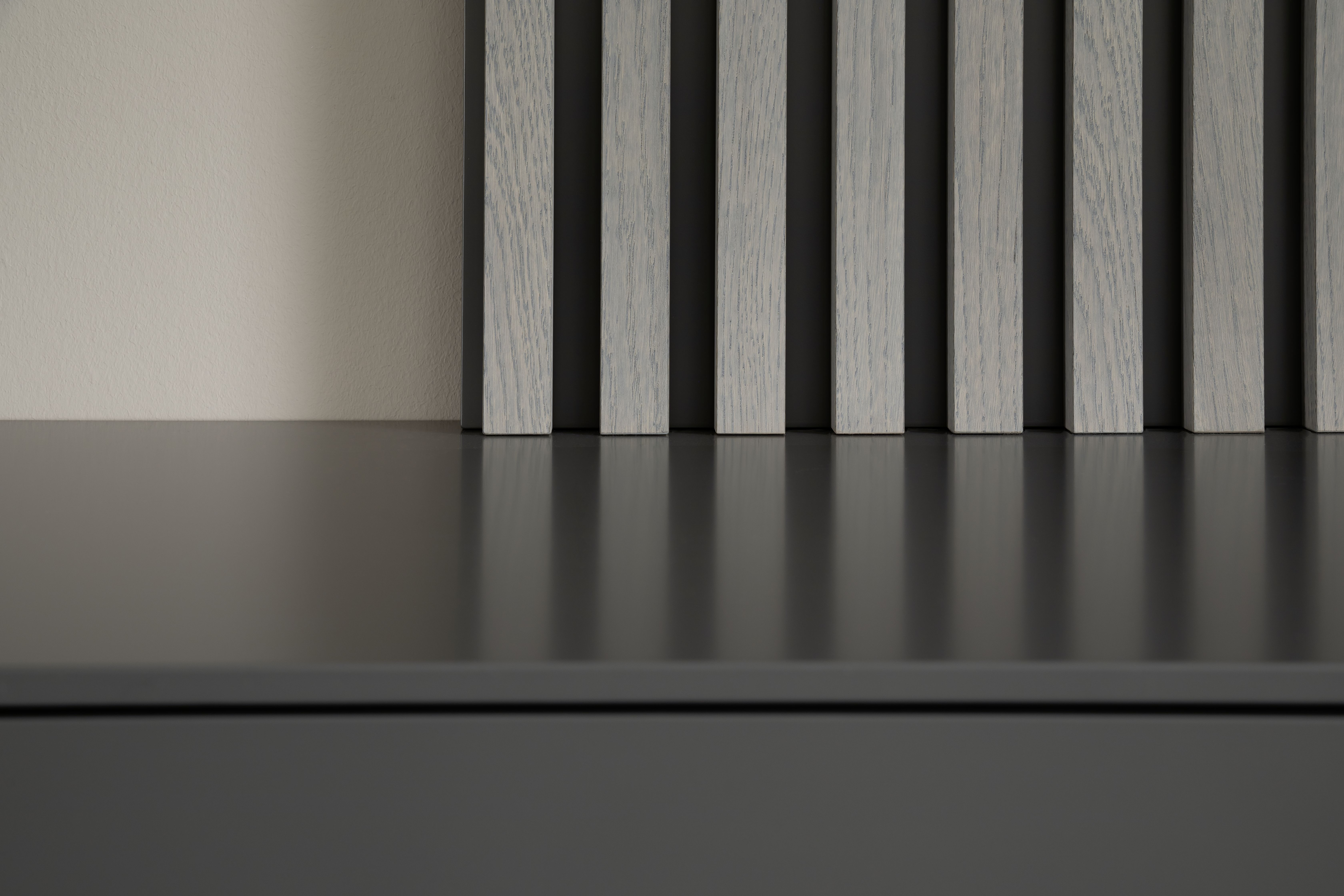 Highboard 3900 - Hängend mit Lamellen und Beleuchtung, Lack, Dunkelgrau