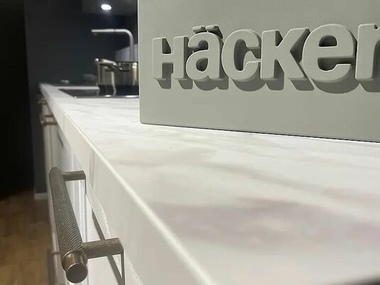 Häcker Bristol N832 Esche kristallweiß kombiniert mit Esche umbra Naur 