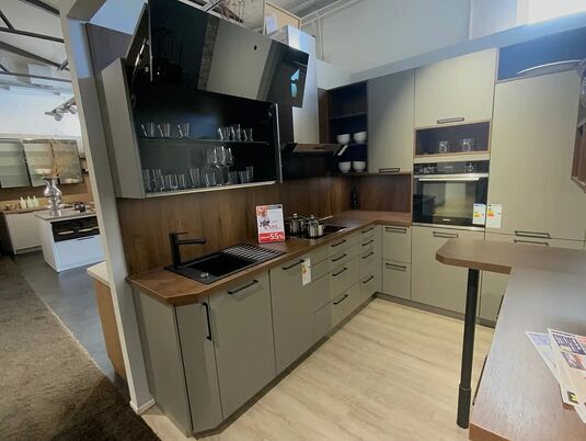 Häcker - Scala Greige N286 Moderne offene L-Küche mit Sitzbereich ohne Berbel Kopffreihaube 